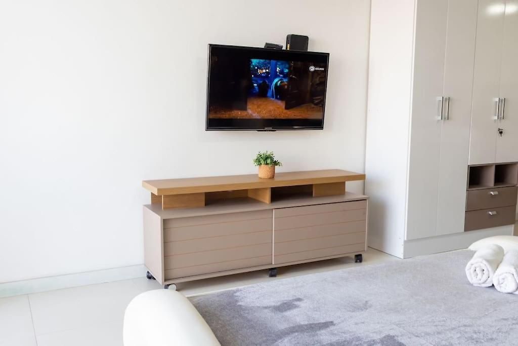 Prime Location: Fully Equipped Loft In El Laguito Apartamento